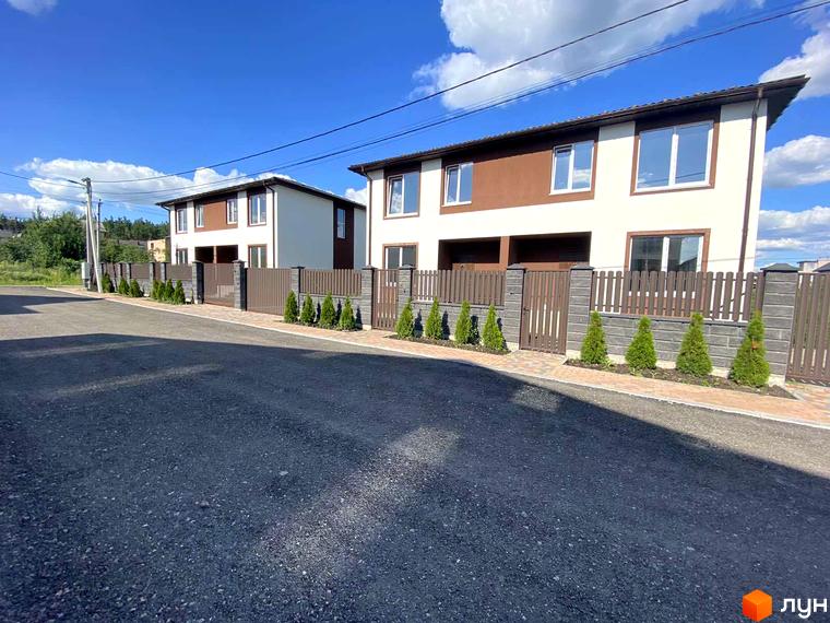 Котеджне містечко Житомирський дворик - 2. Двоповерхові будинки з коричневими елементами фасаду та парканом з дерев'яними рейками.