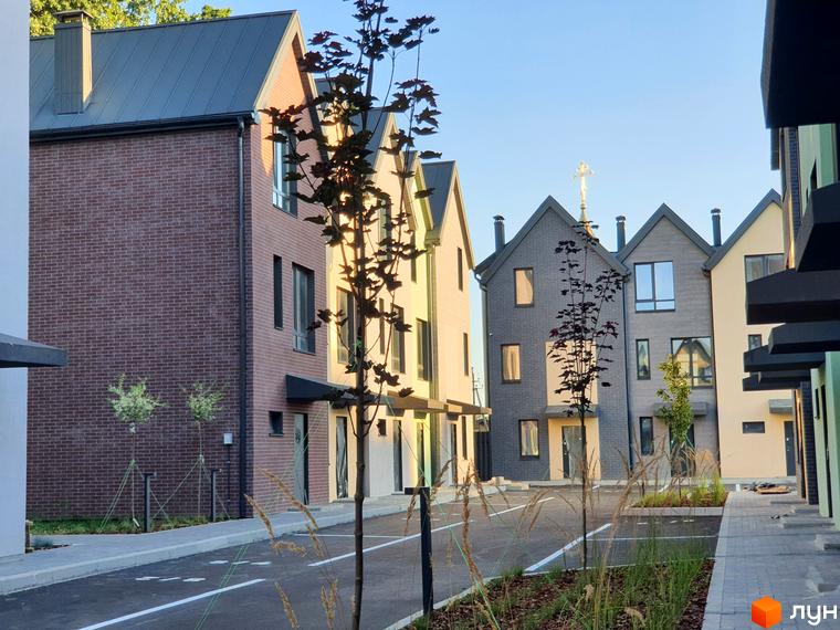 Таунхауси New Smart 11 - це сучасні будинки з цегляним фасадом та акуратними прибудинковими територіями, що створюють затишну атмосферу.