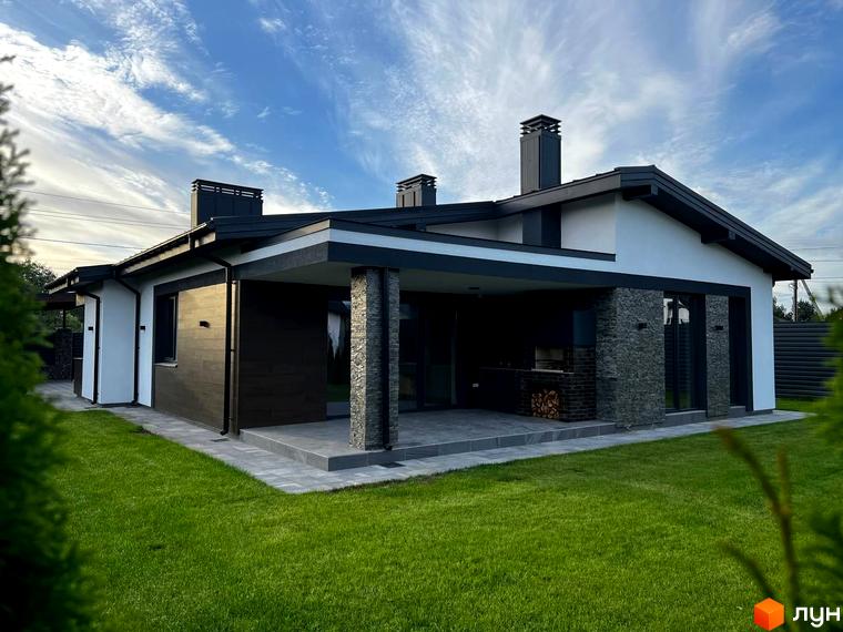 Сучасний котеджне містечко КМ New Village з зеленим газоном та зоною барбекю. Зовнішній вигляд будинку з темними та світлими фасадами, великими вікнами та кам'яними колонами.
