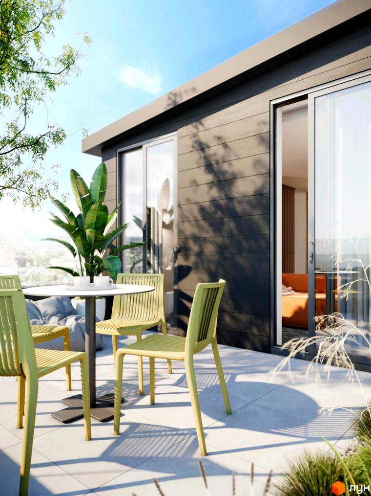 Балкон житлового комплексу L14. Home in Pechersk з меблями та рослинами. Навколо видно фасад будівлі та блакитне небо.