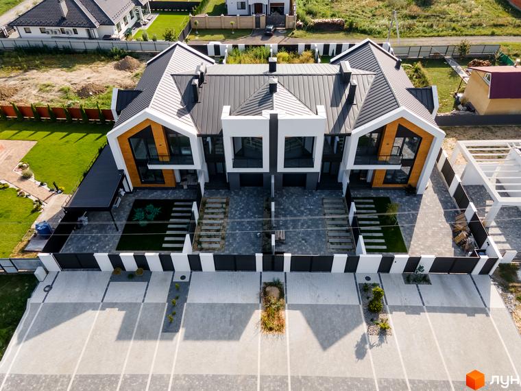 Таунхауси „ШЕВЧЕНКА“ – сучасні двоповерхові будинки з чорним дахом та великими вікнами. Прибудинкова територія з бруківкою та зеленими насадженнями.