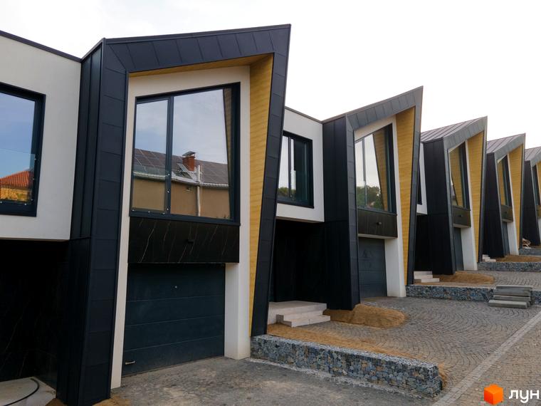 Сучасний житловий комплекс „ДЖЕРЕЛЬНА“ з унікальною архітектурою та великими вікнами. Прибудинкова територія викладена бруківкою та має елементи ландшафтного дизайну.