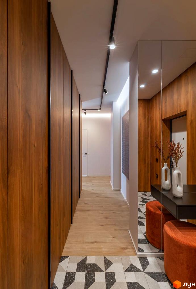 Сучасний дизайн передпокою з дерев'яними панелями та дзеркалами. ЖК Nebo – ваш новий дім.