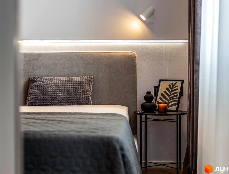 Спальня в новобудові ЖК Nebo з приліжковою тумбою, свічкою та картиною. Дизайн інтер'єру виконаний у сірих тонах.