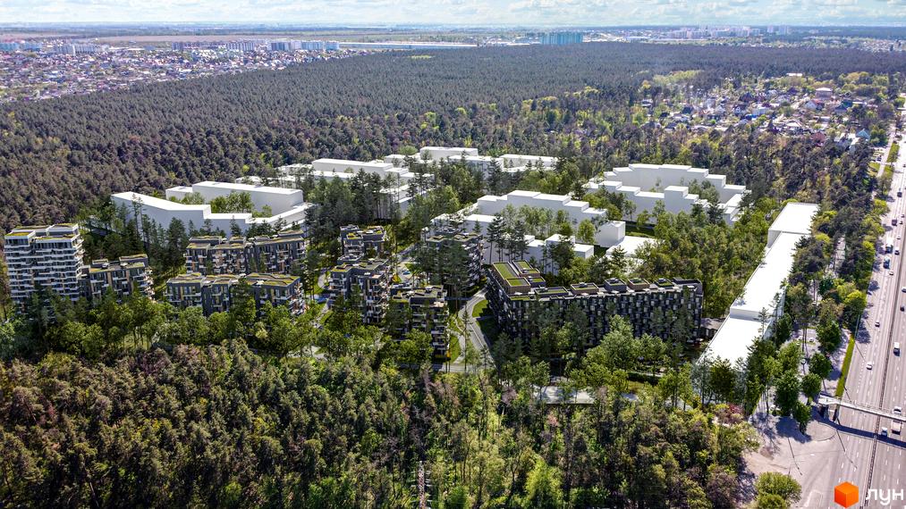 Житловий комплекс Gravity Park: багатоповерхові будинки з зеленими дахами серед лісу, поруч з дорогою. Вид з висоти пташиного польоту.