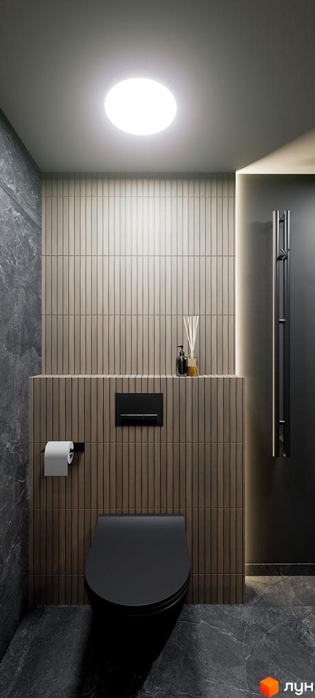 Інтер'єр ванної кімнати з темним унітазом та обробкою стін під дерево. Освітлення забезпечує кругла лампа на стелі.