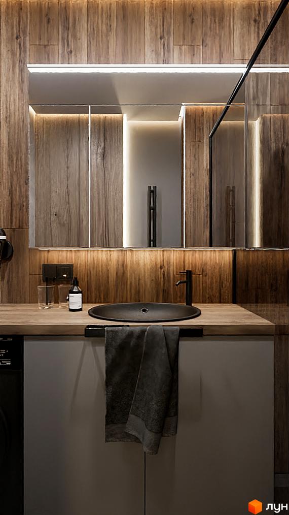 Інтер'єр ванної кімнати в Житловому комплексі SOLOWAY: дерев'яне оздоблення, велике дзеркало з підсвічуванням, чорна раковина та рушник.