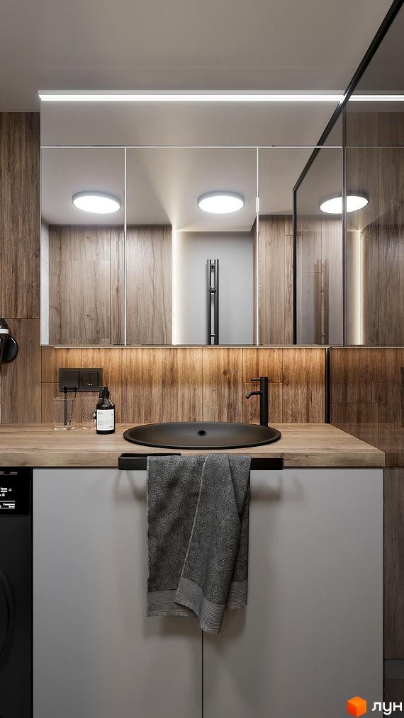 Інтер'єр ванної кімнати в Житловому комплексі SOLOWAY: чорна раковина та рушник на фоні дерев'яної стіни з дзеркальною шафою.