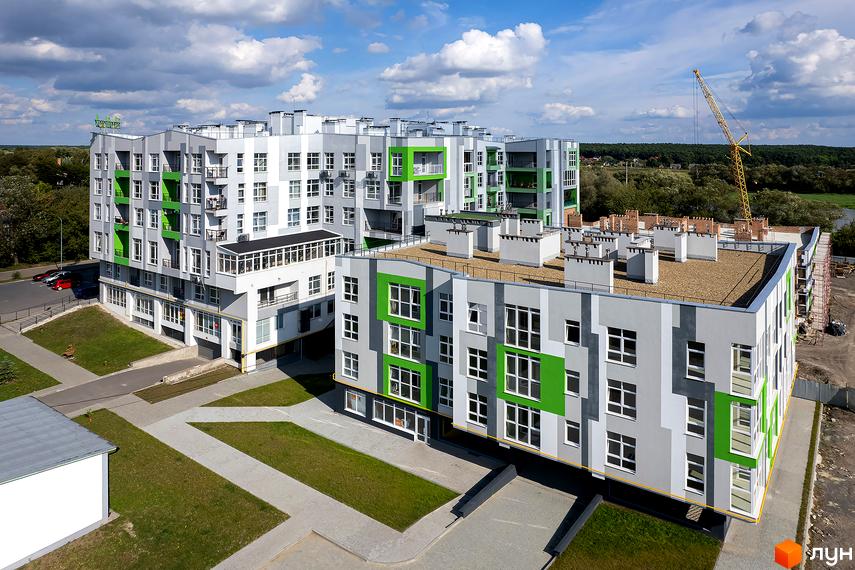 Новобудова ЖК ЕкоПарк має сіро-зелене оздоблення фасаду та численні балкони. На прибудинковій території розташовані зелені зони та паркувальні місця.