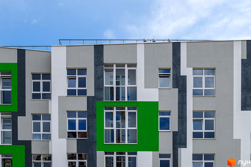 Житловий комплекс ЕкоПарк з яскравим фасадом та великими вікнами. Сучасна архітектура новобудови.