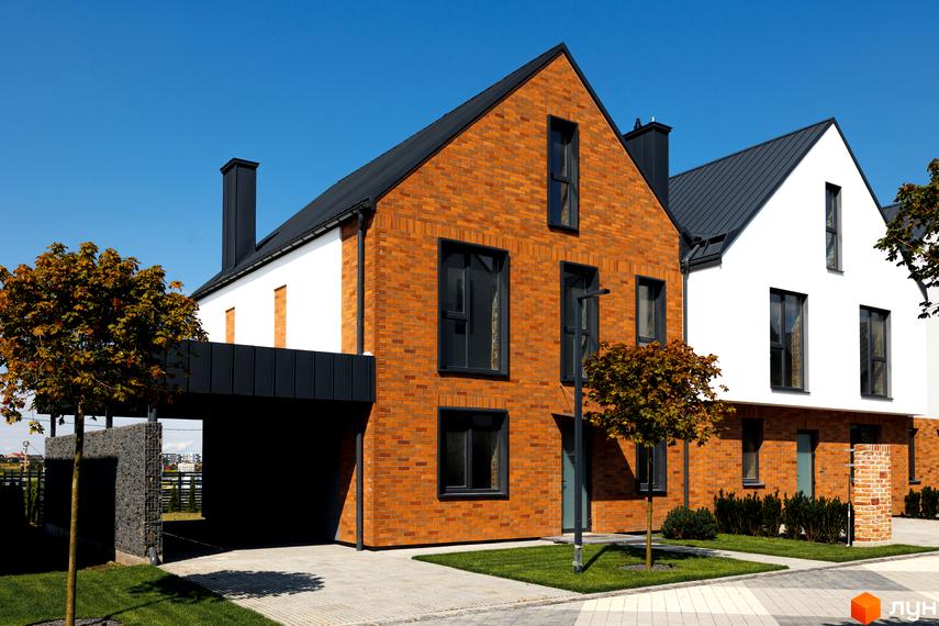 Котеджне містечко КМ LAGOM: фасади будинків з червоної цегли та білої штукатурки, сучасні вікна, дахи, прибудинкова територія з деревами та газоном.