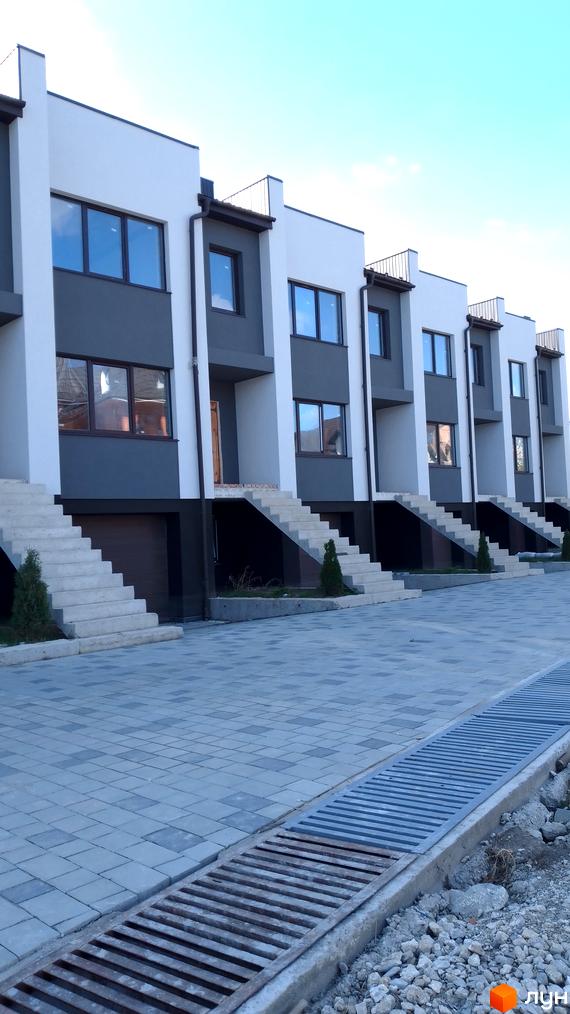 Зовнішній вигляд таунхаусів на вулиці Петриківська, 12. Перед будинками вимощена тротуарна плитка та облаштована дренажна система.