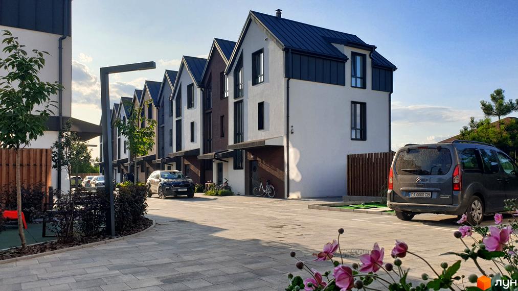 Таунхауси New Smart 6: фасади білих та сірих будинків з темним дахом, прибудинкова територія з доглянутими деревами та квітами.