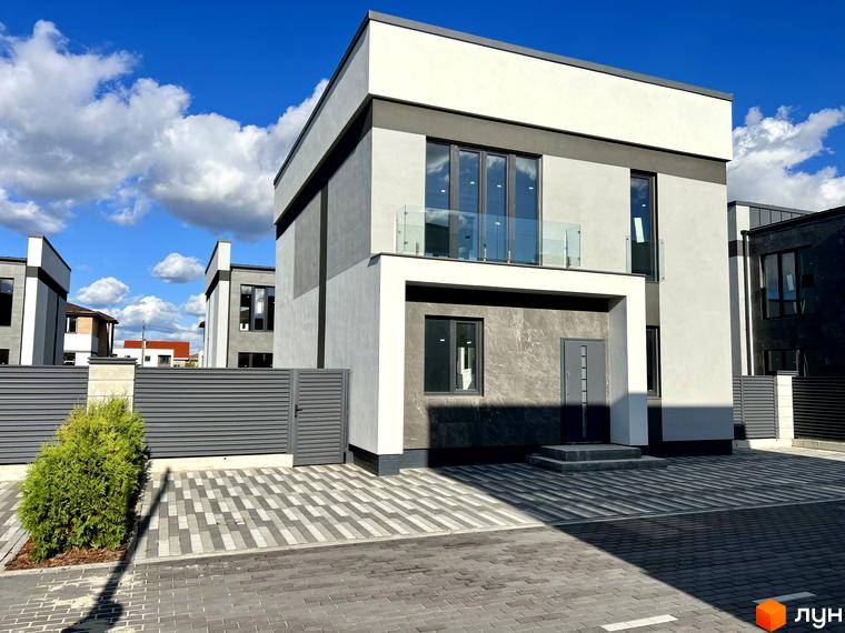 Зображення фасаду будинку в Котеджному містечку GREAT OSOCOR Apartments. Двоповерховий будинок з великими вікнами та балконом.