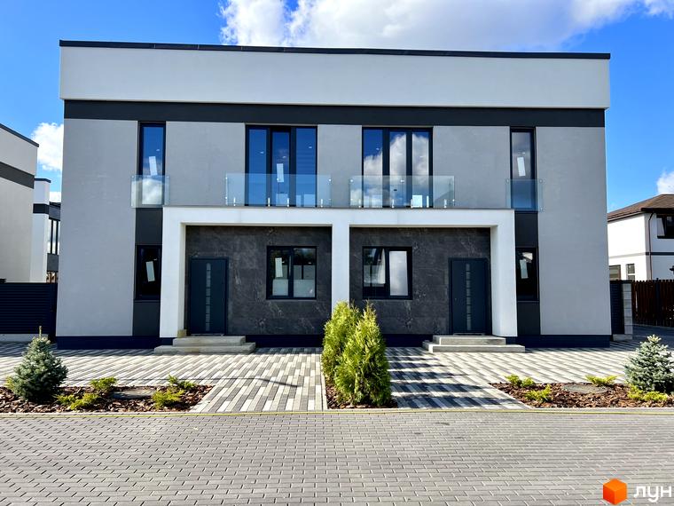 Зображення фасаду та прибудинкової території Котеджного містечка GREAT OSOCOR Apartments. Двоповерховий будинок з великими вікнами та озелененням.