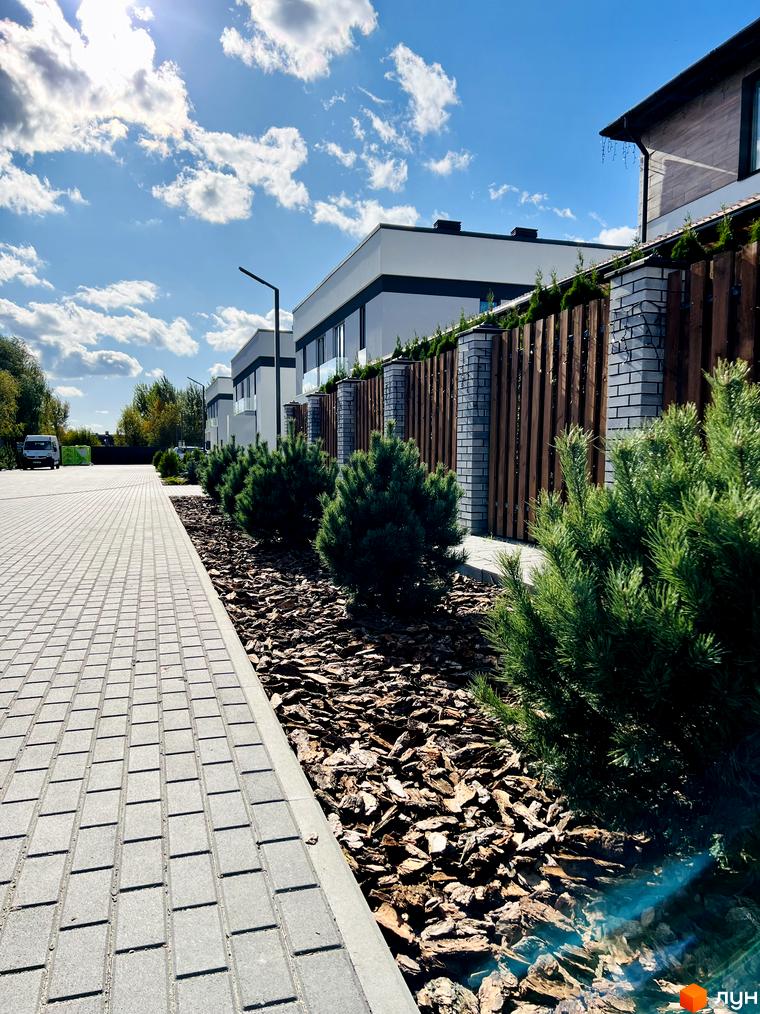 Котеджне містечко GREAT OSOCOR Apartments з бруківкою та зеленими насадженнями. Зовнішній вигляд будинків та прибудинкової території.