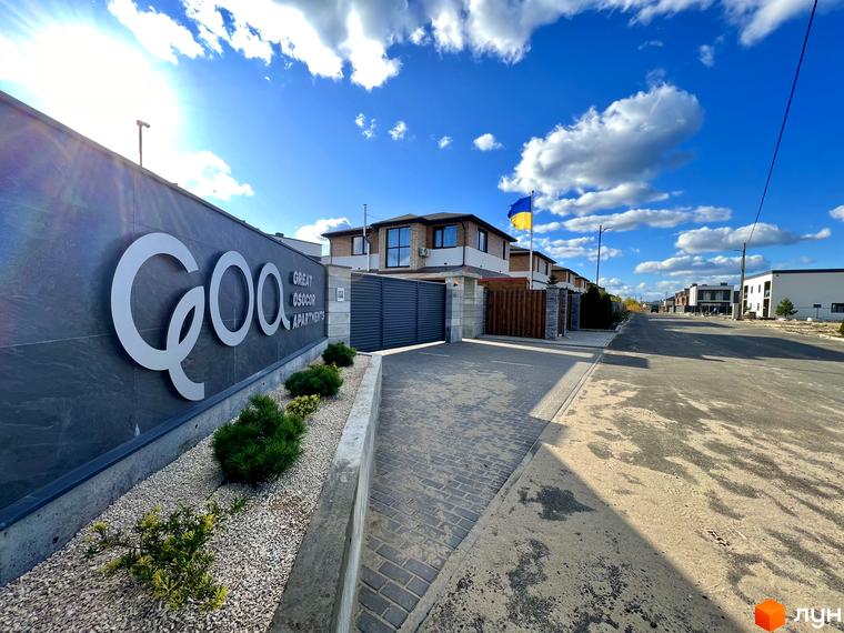 Зображення Котеджного містечка GREAT OSOCOR Apartments. Вигляд на фасади будинків та прибудинкову територію з тротуаром.
