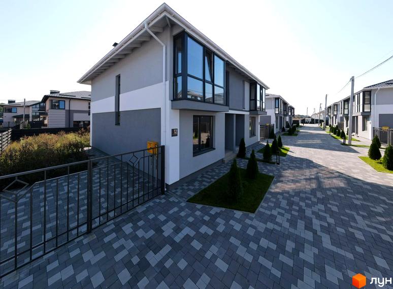 Котеджне містечко Beverly Hills Residence: двоповерхові будинки сірого та білого кольору з великими вікнами та бруківкою перед ними. Територія перед будинками засаджена зеленими насадженнями та огороджена парканом.