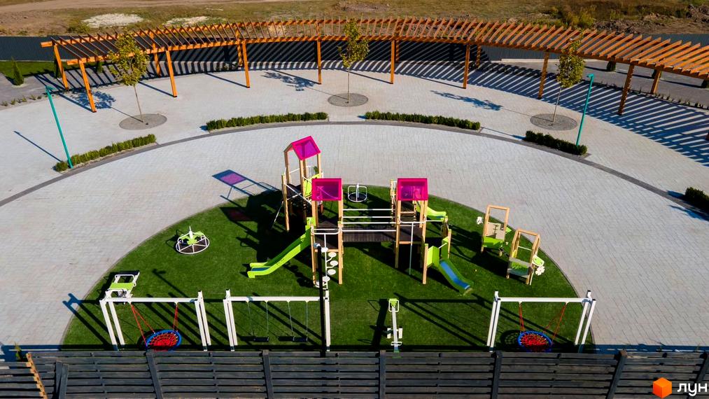 Дитячий майданчик в Містечку котеджів Beverly Hills Residence. Простора прибудинкова територія з місцями для відпочинку та розваг мешканців.