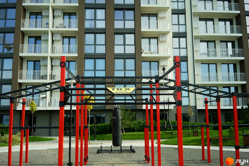 Новобудова ЖК PARK LAND з зоною для тренувань та спортивним майданчиком. Сучасний житловий комплекс з елементами для активного відпочинку.