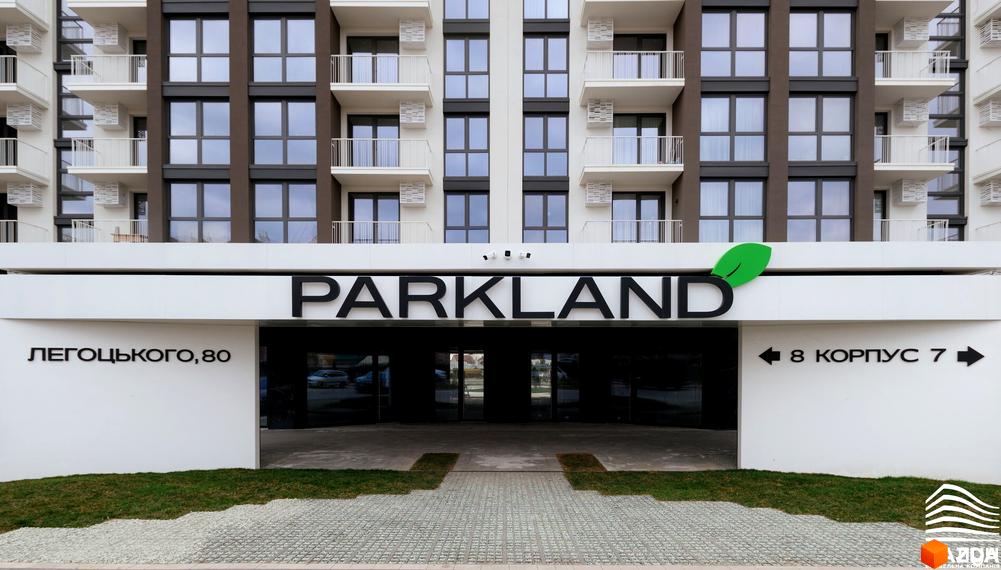PARK LAND: фасади будівель з великою кількістю вікон та балконів. Перед входом - вимощення та зелені зони.