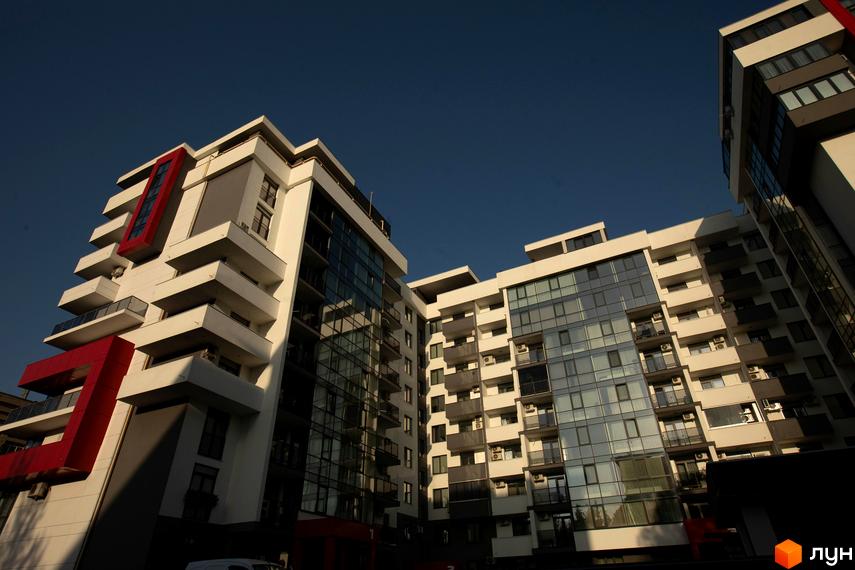 Зображення фасаду та скління багатоповерхового будинку в Житловому комплексі Cube House. Вигляд на новобудову ззовні.