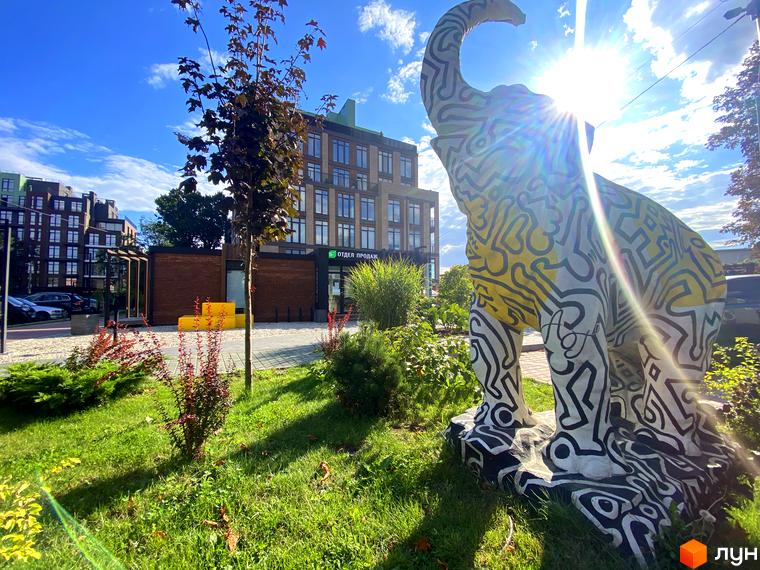 Скульптура слона на території Житлового комплексу Пространство на Донського. Вигляд новобудови та озелененої прибудинкової території.