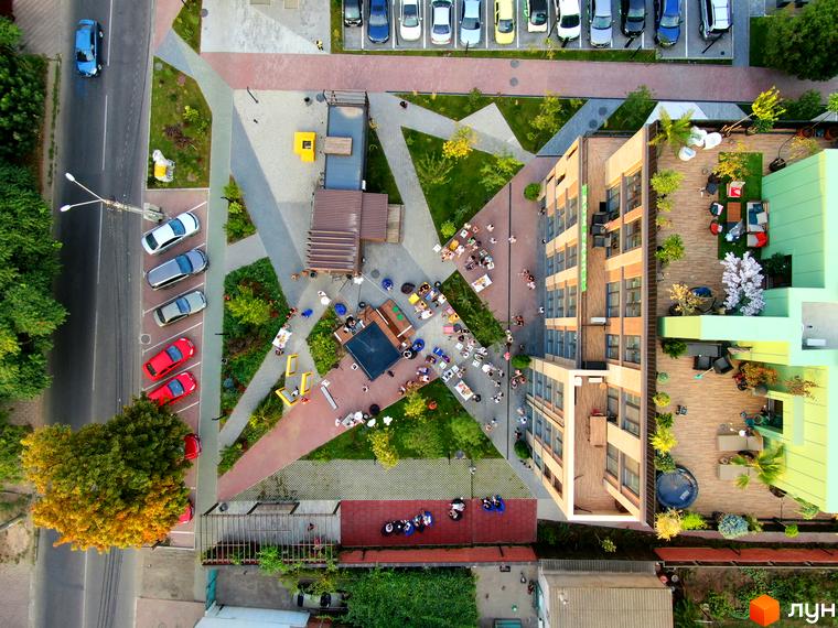 Вигляд зверху на Житловий комплекс «Пространство на Донського». На фото будівля та прибудинкова територія з ландшафтним дизайном.