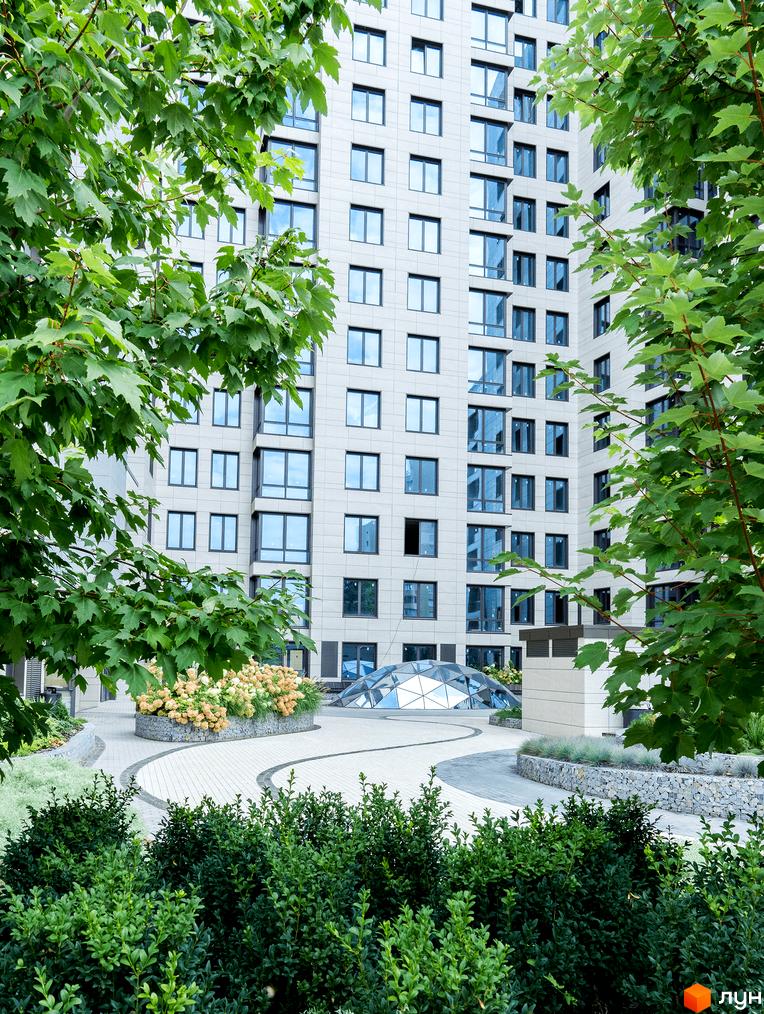 Житловий комплекс Crystal Park Tower з багатою зеленою прибудинковою територією та елегантним ландшафтним дизайном.