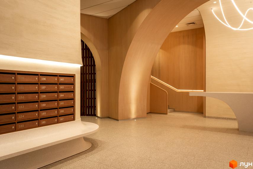 Інтер'єр житлового комплексу Crystal Park Tower з поштовими скриньками та арками. Сучасний дизайн та комфорт для мешканців.