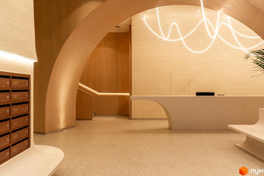 Інтер'єр лобі житлового комплексу Crystal Park Tower з поштовими скриньками та стійкою рецепції.