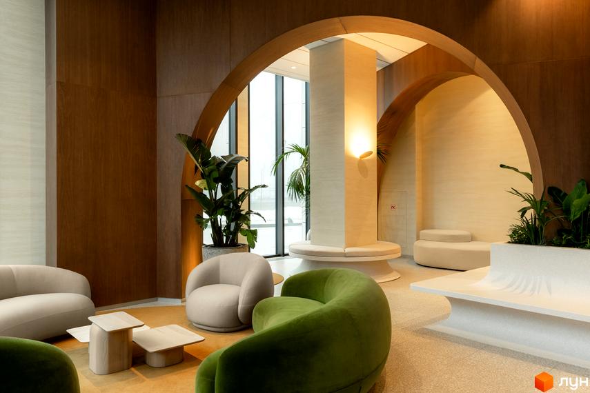 Інтер'єр зони відпочинку в ЖК Crystal Park Tower з м'якими меблями та рослинами. Сучасний дизайн простору для життя та релаксу.