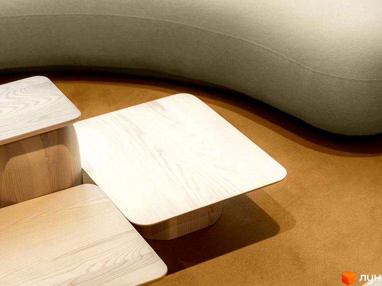 Сучасні дерев'яні столики на фоні сірого дивану та коричневого килима в ЖК Crystal Park Tower. Затишна атмосфера для відпочинку.