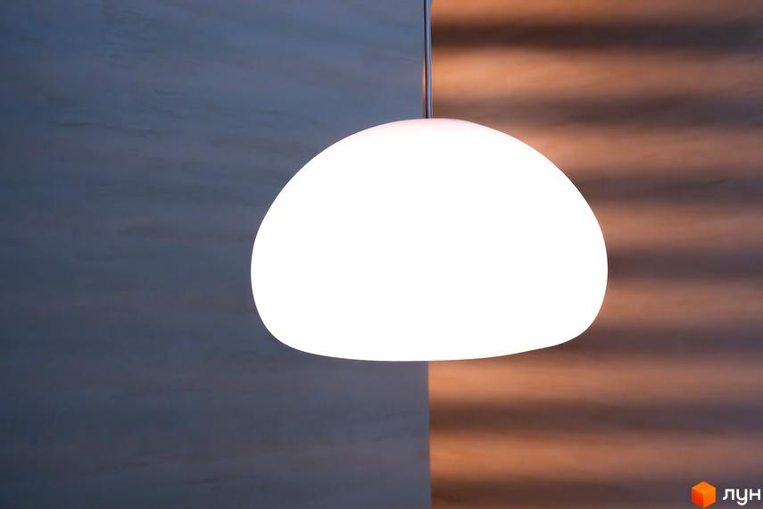 Житловий комплекс Crystal Park Tower з білим підвісним світильником на тлі горизонтальних смуг.