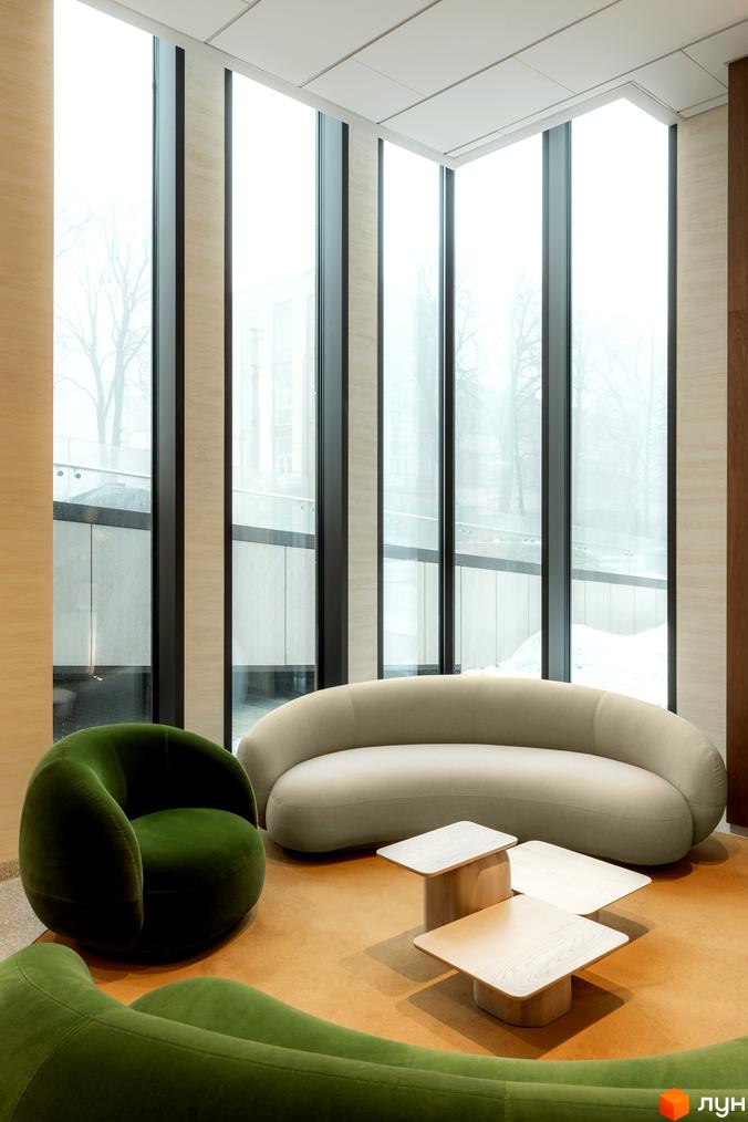 Житловий комплекс Crystal Park Tower з елегантним інтер'єром та панорамними вікнами, що виходять на зимовий пейзаж.