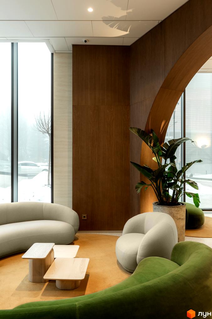 Інтер'єр лобі житлового комплексу Crystal Park Tower з м'якими меблями та рослинами. Сучасний дизайн простору для відпочинку та зустрічей.