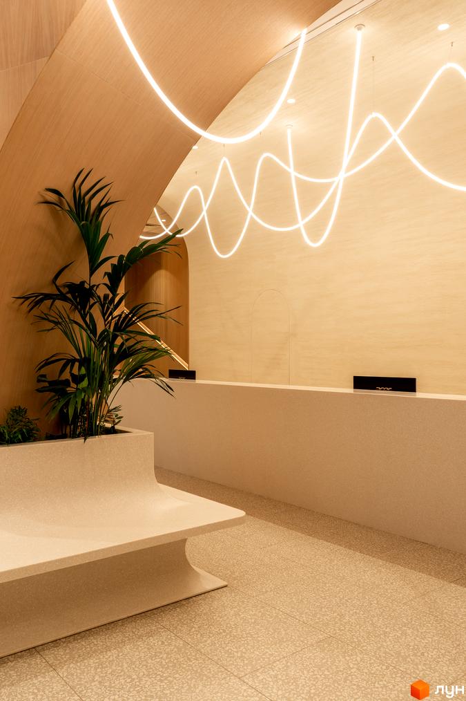 Інтер'єр рецепції житлового комплексу Crystal Park Tower з дизайнерським освітленням та рослинами. Сучасний дизайн простору для комфортного проживання.