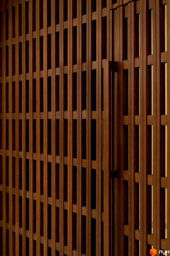 Crystal Park Tower – новобудова з дерев'яним фасадом та вертикальними елементами, що створюють гру світла й тіні. Дизайн фасаду підкреслює сучасну архітектуру будівлі.