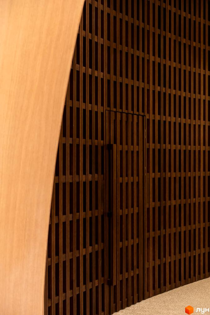 Сучасна дерев'яна панельна стіна з прихованою дверима в житловому комплексі Crystal Park Tower. Зовнішній вигляд будівлі та інтер'єр.