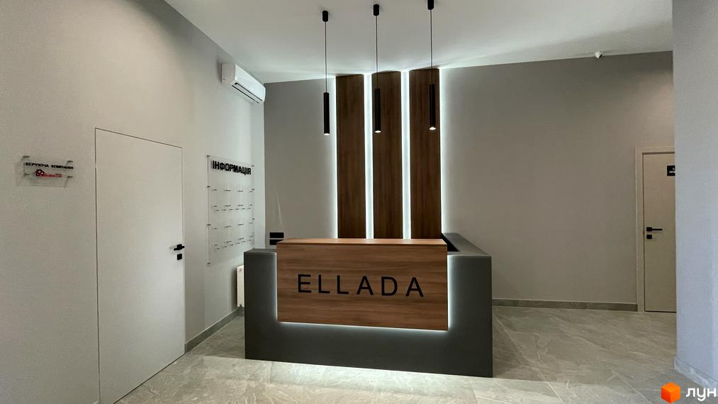 Стійка рецепції в новобудові ЖК Еллада з логотипом 