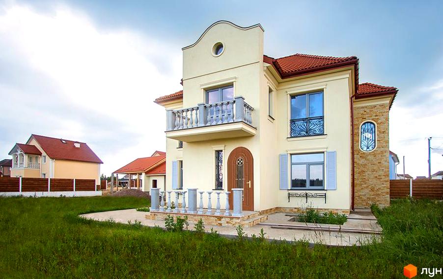 Будинок житлового комплексу КМ Family House з балконом та великими вікнами. Прибудинкова територія з зеленими насадженнями та тротуаром.