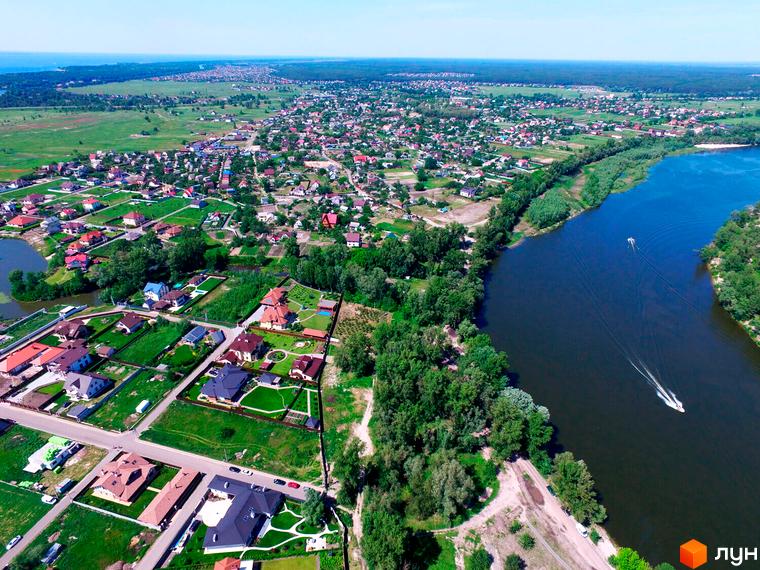 Котеджне містечко Міжріччя з видом на річку та зелені насадження. Сучасні будинки з доглянутими прибудинковими територіями.