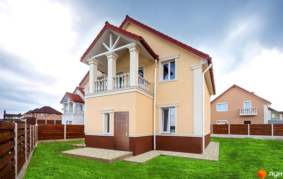 Будинок житлового комплексу КМ Family House з балконом та зеленою прибудинковою територією. Вигляд з боку двору на фасад будівлі.