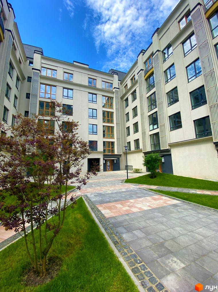 Зображення фасаду та прибудинкової території Житлового комплексу Бургундія. Вигляд на внутрішній двір з ландшафтним дизайном.