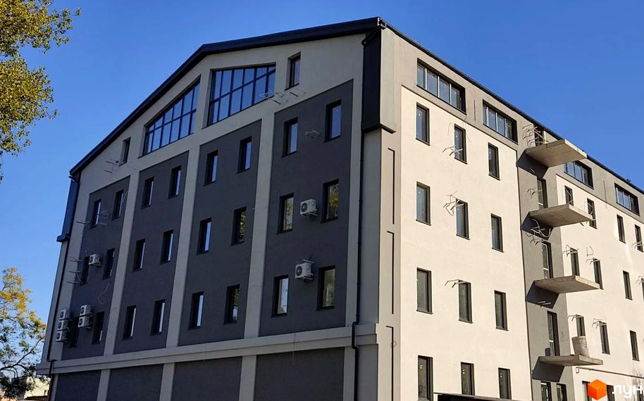 Фото фасаду житлового будинку по вулиці Середня, 59. Багатоповерхова будівля з великими вікнами та балконами на фоні блакитного неба.