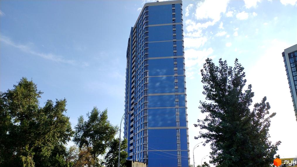 Зображення багатоповерхового будинку в Житловому комплексі Берег Дніпра. Вигляд фасаду та частини прибудинкової території.