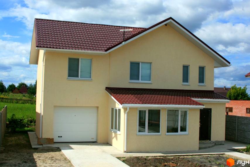 Будинок житлового комплексу КМ Лісна Пісня з жовтою фасадною стіною та червоною покрівлею. Прибудинкова територія з газоном та тротуаром.