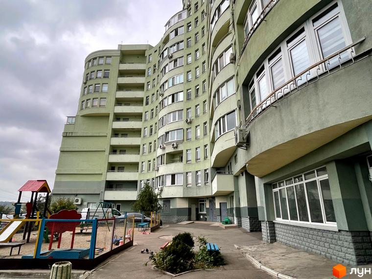 Житловий комплекс на проспекті Науки, 80а/73. Біля будинку розташована дитяча площадка та зелена територія.