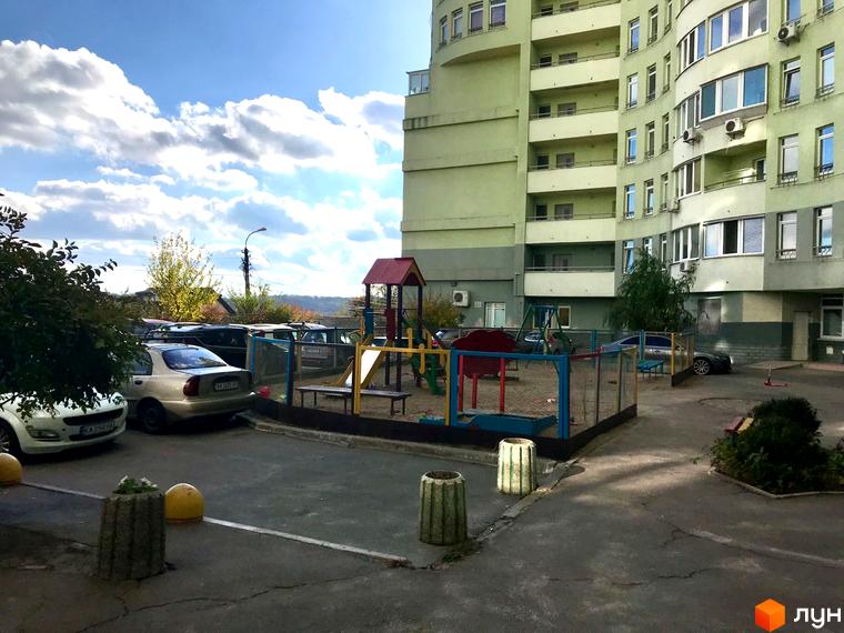 Житловий комплекс просп. Науки, 80а/73, з дитячим майданчиком та парковкою на прибудинковій території.