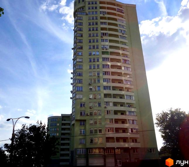 Житловий комплекс на проспекті Науки, 80а/73 з сучасним фасадом та прибудинковою територією з зеленими насадженнями.